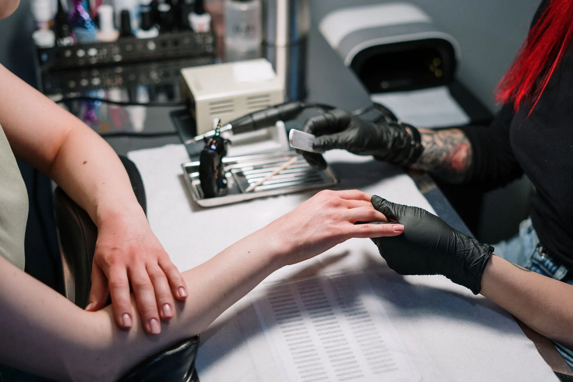Una manicurista arreglando las uñas de una clienta en un spa